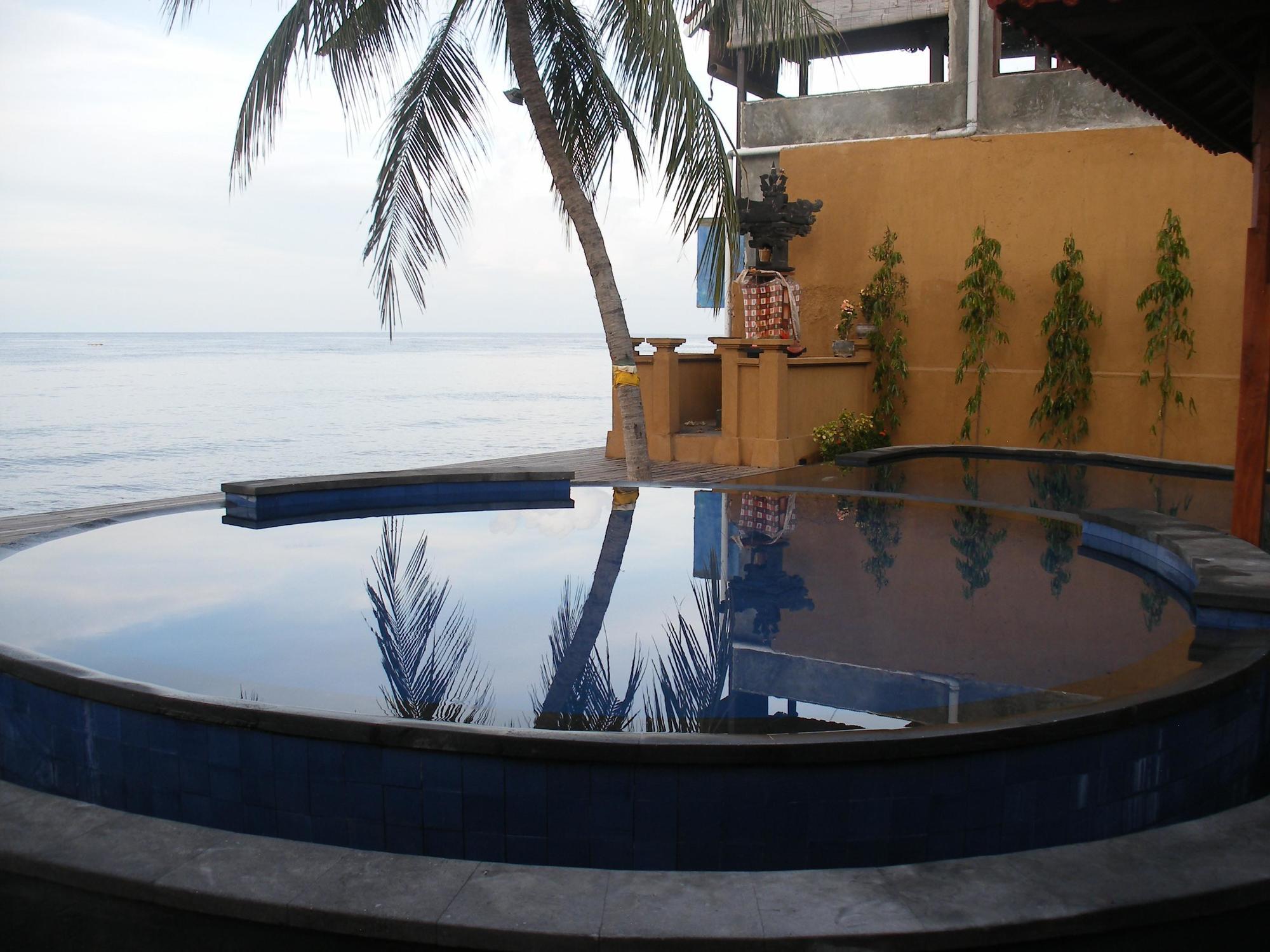 Paradise Palm Beach Bungalows&Dive Center Tulamben Exterior foto
